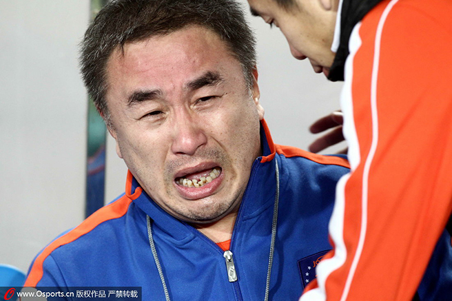 2013年中超最后一轮,中能0-1不敌国安降级,俱乐部董事长乔伟光痛苦不已 2013年中超最后一轮,中能0-1不敌国安降级,俱乐部董事长乔伟光痛苦不已
