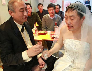 北京两个老年男同性恋举行婚礼,结果其中一方儿子砸场 北京两个老年男同性恋举行婚礼,结果其中一方儿子砸场