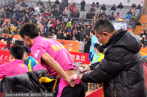 张继科腰伤是老伤,图为2012年乒超联赛期间教练为其按摩治伤 张继科腰伤是老伤,图为2012年乒超联赛期间教练为其按摩治伤