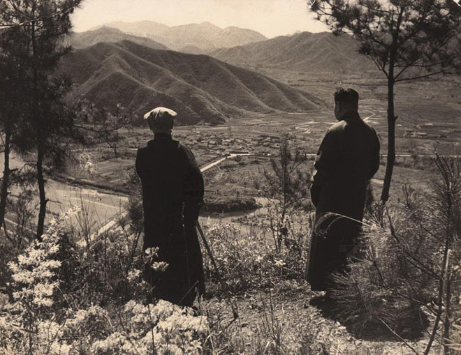 1949年,撤离大陆前夕,蒋氏父子在溪口登山远眺故里景致 1949年,撤离大陆前夕,蒋氏父子在溪口登山远眺故里景致