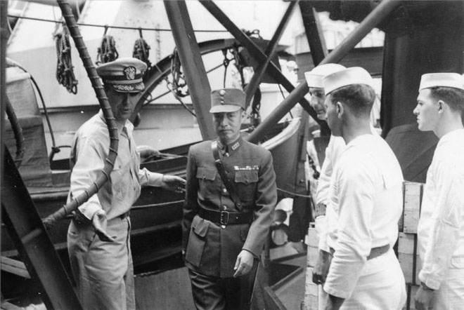 1945年9月2日,徐永昌将军作为中国受降代表,登上密苏里舰签字接受日本投降 1945年9月2日,徐永昌将军作为中国受降代表,登上密苏里舰签字接受日本投降