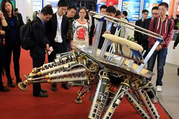 上海工博会，参观者围在一个步行机器人旁边。