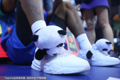 慈世平的球鞋绑上熊猫玩偶,萌态十足 慈世平的球鞋绑上熊猫玩偶,萌态十足