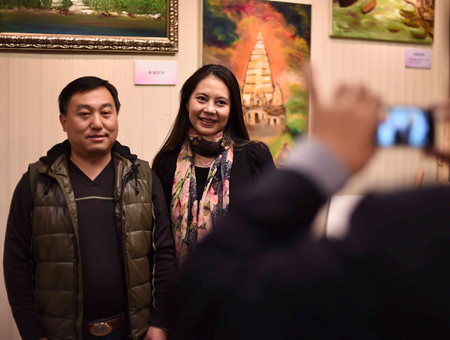 参观画展的观众与胡娜合影 参观画展的观众与胡娜合影
