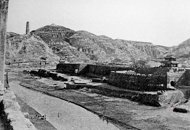 1937年,海伦·福斯特拍摄的延安景致,延河绕城而过。刘茜当年即被枪杀于延河岸边 1937年,海伦·福斯特拍摄的延安景致,延河绕城而过。刘茜当年即被枪杀于延河岸边