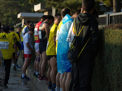 2013年北马,由于厕所不够,选手在绿化带边上小便 2013年北马,由于厕所不够,选手在绿化带边上小便
