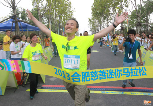 王石在合肥参加“爱的每壹步”迷你马拉松 王石在合肥参加“爱的每壹步”迷你马拉松