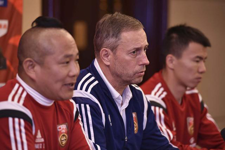 国足清远集训期间召开发布会时,佩兰抱怨记者提问少 国足清远集训期间召开发布会时,佩兰抱怨记者提问少