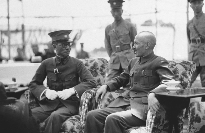 1936年6月27日,蒋介石与龙云合影 1936年6月27日,蒋介石与龙云合影