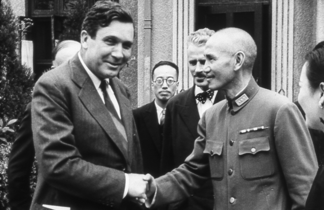 1942年,蒋介石与美国特使Willkie shakes合影 1942年,蒋介石与美国特使Willkie shakes合影
