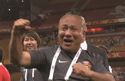 战胜乌兹别克斯坦后,赵旭东兴奋的来了一套组合拳 战胜乌兹别克斯坦后,赵旭东兴奋的来了一套组合拳