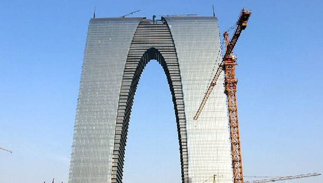 还没修好的“东方之门” 还没修好的“东方之门”
