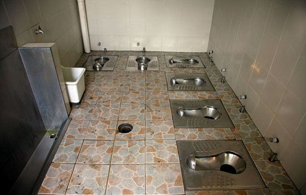 外媒报道中展示的中国蹲式厕所