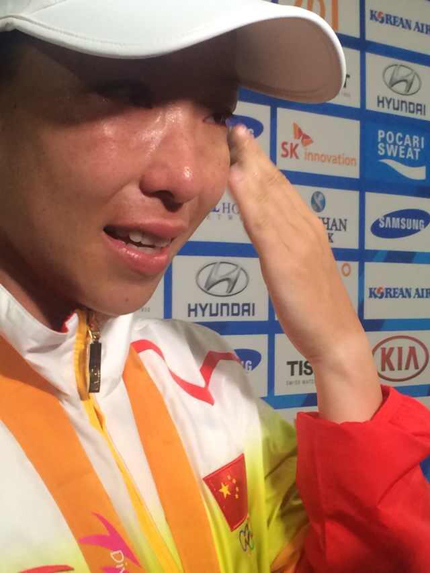2014年仁川亚运会丢金后,郑洁发布会上痛哭 2014年仁川亚运会丢金后,郑洁发布会上痛哭