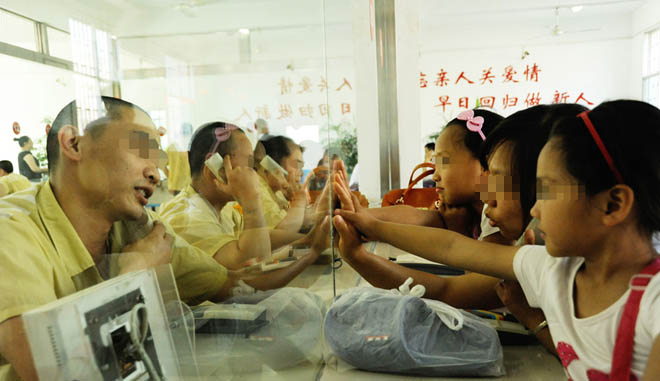 多数服刑人员的子女在父母刑满释放后,回归父母身边更有利于成长 多数服刑人员的子女在父母刑满释放后,回归父母身边更有利于成长