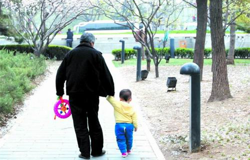虽然来自五湖四海,背景各异,“老年漂”的异乡生活却基本相同:洗衣、打扫、带孩子,一成不变 虽然来自五湖四海,背景各异,“老年漂”的异乡生活却基本相同:洗衣、打扫、带孩子,一成不变