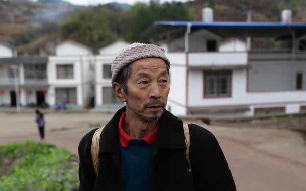 重庆开县团凤村,一位66岁的“重新出山”的高龄打工者(据澎湃新闻) 重庆开县团凤村,一位66岁的“重新出山”的高龄打工者(据澎湃新闻)