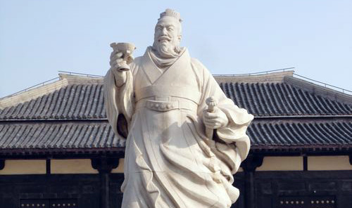 从刘邦塑像中,依稀能够看到他的行为做派。比如上图中手持酒杯的形象,如果配一句文字,可能是“兄弟们,走一个”之类的。 从刘邦塑像中,依稀能够看到他的行为做派。比如上图中手持酒杯的形象,如果配一句文字,可能是“兄弟们,走一个”之类的。