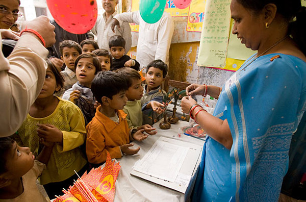 印度的孩子在国家免疫日宣传点领取各种玩具，这些玩具是对他们同意接种脊髓灰质炎疫苗的勇气的嘉奖