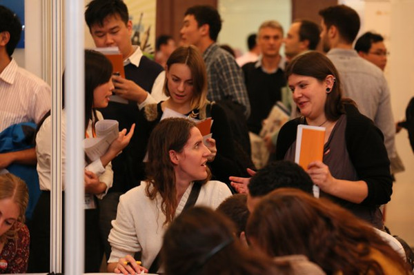 2012年10月末，在北京举行的外籍人才招聘会吸引了1200名求职者，参会的60家企业大多数想招英语老师