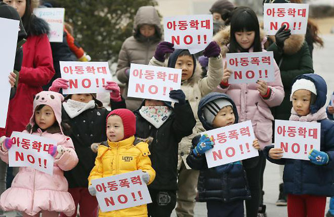 一群韩国小朋友在家长的带领下,手举“儿童暴力NO!!”的口号 一群韩国小朋友在家长的带领下,手举“儿童暴力NO!!”的口号
