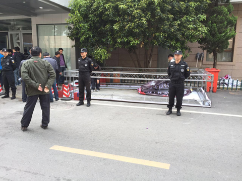现场工作人员正在对赛事的展架进行拆除工作 现场工作人员正在对赛事的展架进行拆除工作