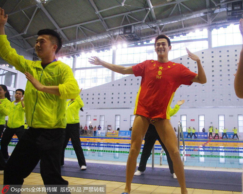 孙杨大方应邀与志愿者合跳小苹果舞 孙杨大方应邀与志愿者合跳小苹果舞