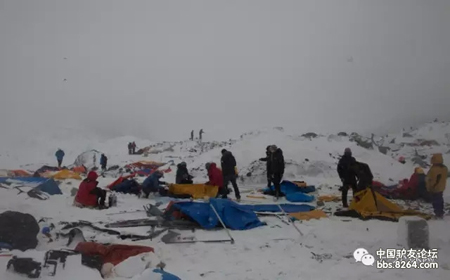 雪崩过后,营地的帐篷支离破碎 雪崩过后,营地的帐篷支离破碎