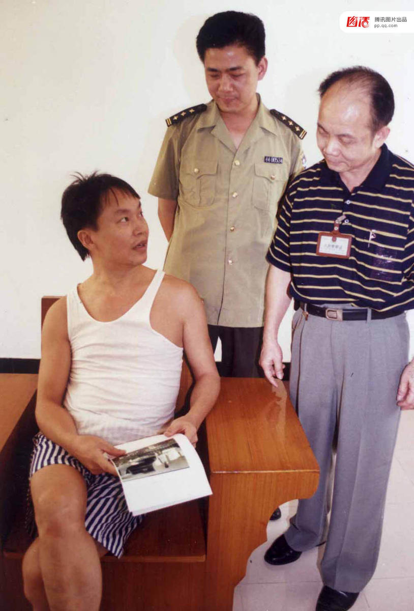 图为1998年10月,广东警方审讯张子强团伙的一名嫌疑人.