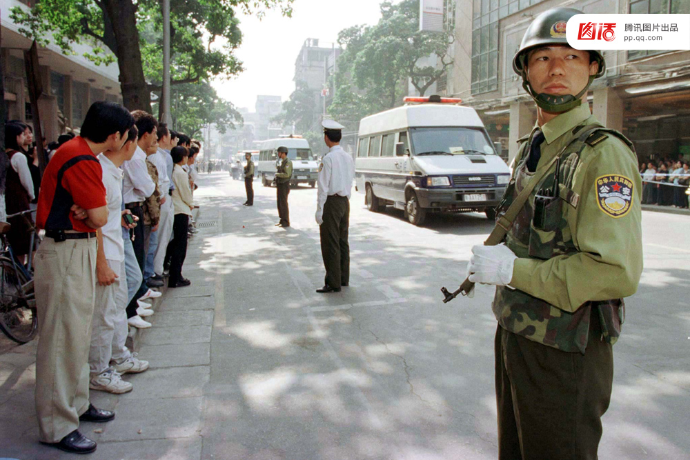 武装警察在囚车沿途三步一岗,五步一哨,戒备森严.