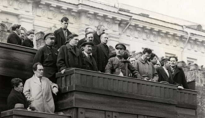 1927年，胜利者斯大林（前排低头者）在红场检阅台