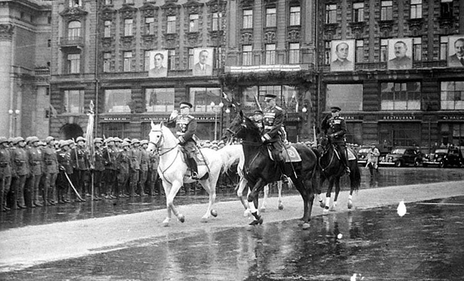 “副统帅”朱可夫骑着白马冒雨检阅部队，很快，他就将被斯大林抛弃
