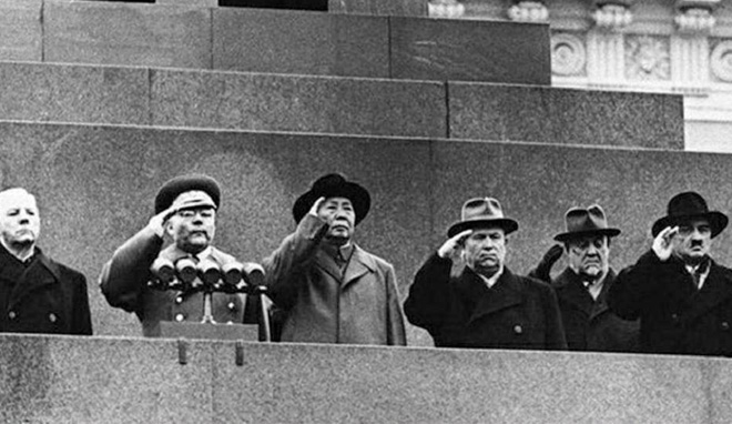 1957年，红场阅兵观礼台上的毛泽东，对朱可夫的下台深有感触
