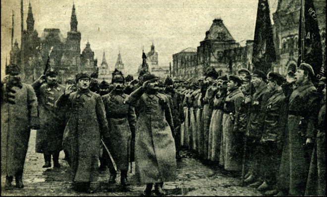 1923年5月1日，托洛茨基（检阅者前排右一）在红场阅兵