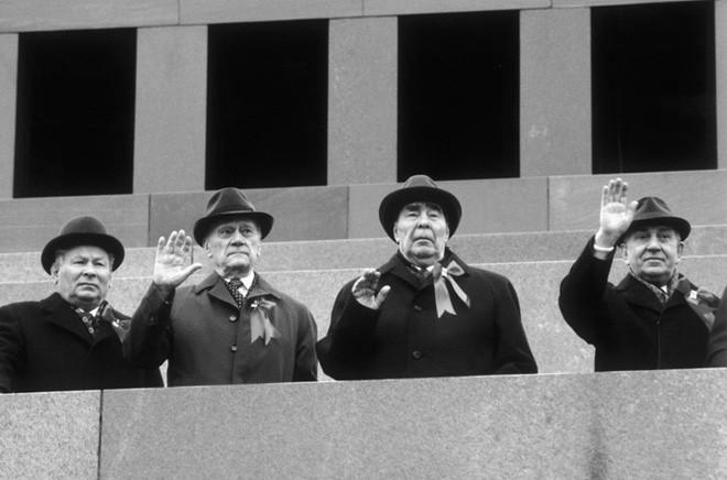 1982年，红场阅兵观礼台上，表情呆滞病入膏肓的勃列日涅夫（右二）