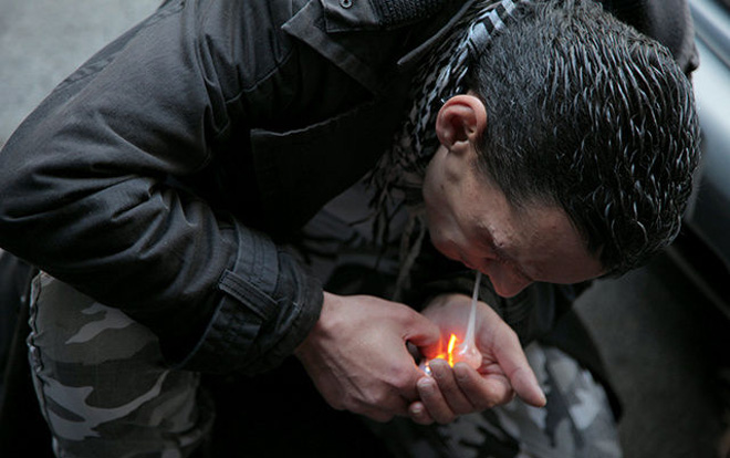 经济不景气中，一些贫困潦倒的希腊人与毒品相伴