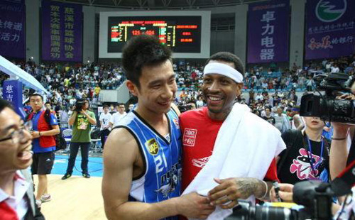 艾弗森上次来华与北京首钢队交手 艾弗森上次来华与北京首钢队交手