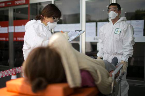 韩国疾控中心工作人员在隔离一位MERS确诊病人