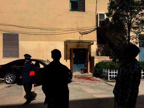 悲剧发生后,和政家园小区四号楼的住户依然在讨论 悲剧发生后,和政家园小区四号楼的住户依然在讨论
