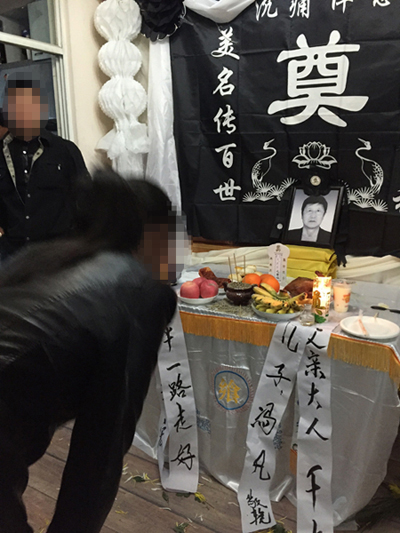 6月11日清早,亲朋好友前来吊唁 6月11日清早,亲朋好友前来吊唁