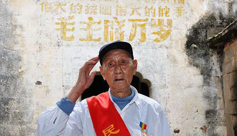 抗战老兵李龙泉(摄影/杨德华) 抗战老兵李龙泉(摄影/杨德华)