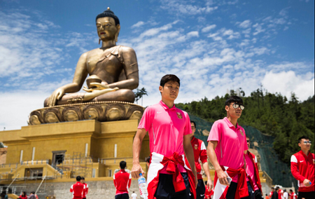 说不是来旅游的,但国足还是来拜了佛 说不是来旅游的,但国足还是来拜了佛