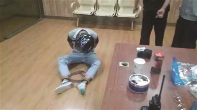 因情绪不稳定,肇事司机王某在派出所被警方“约束” 因情绪不稳定,肇事司机王某在派出所被警方“约束”