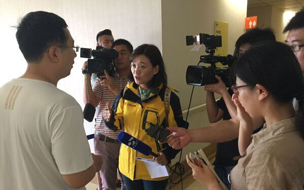 柯江正在接受记者采访（图片来自龙虎网）
