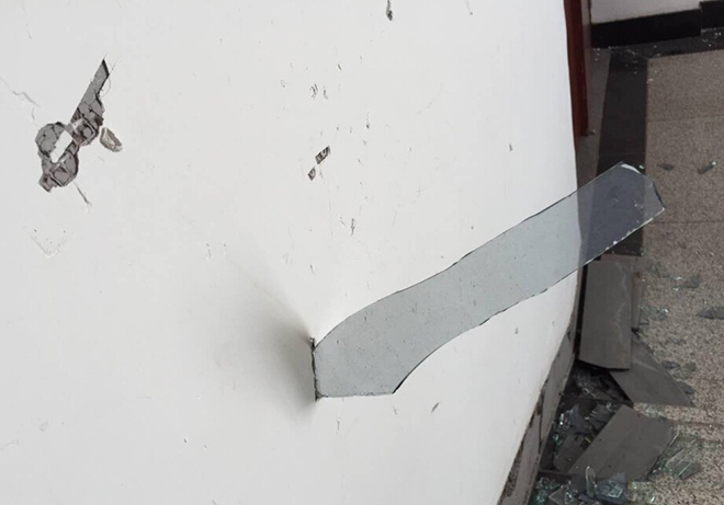 爆炸结束后,小区楼道内随处可见插入墙壁的玻璃 爆炸结束后,小区楼道内随处可见插入墙壁的玻璃
