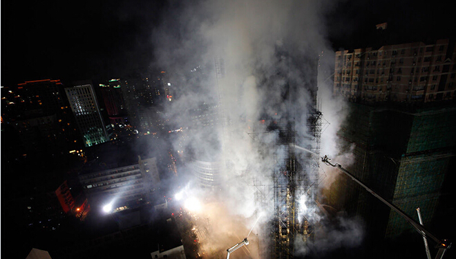 2010年11月15日上海静安区高层住宅大火事故现场