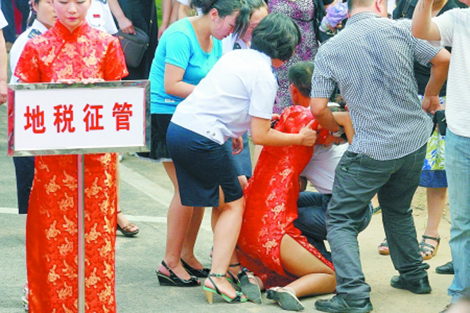5年前，郑州职工技术运动会开幕式上礼仪小姐晕倒的场面