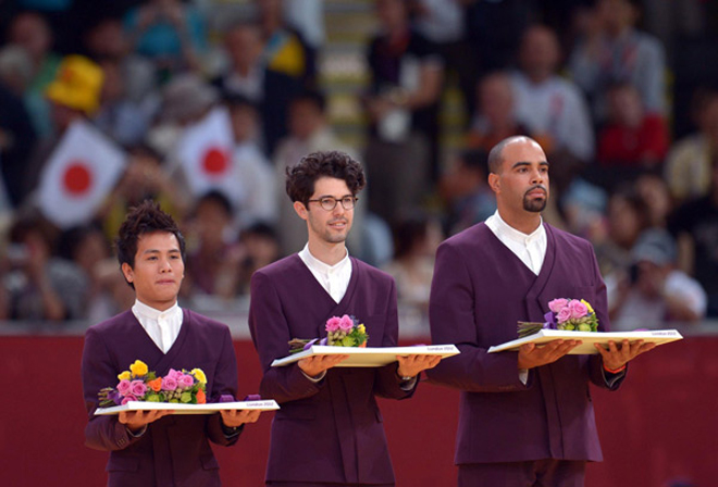 伦敦奥运会有个开创，所有负责托花和奖牌的礼仪引导员由男性来担任
