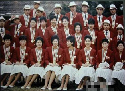 1964年日本女排合影(前两排不戴帽子的) 1964年日本女排合影(前两排不戴帽子的)