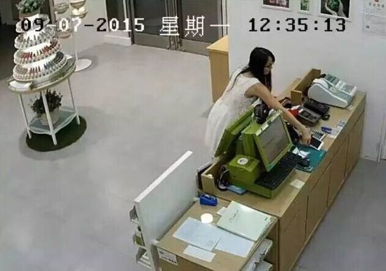 在摄像头下白衣女子明目张胆盗窃手机 在摄像头下白衣女子明目张胆盗窃手机